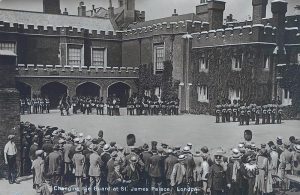 Cambio de guardia en St. James's Palace hacia 1920. Fotografía procedente de Wikipedia.