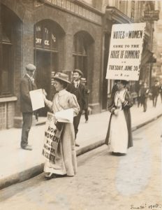 Sufragistas en junio de 1908 anunciando una manifestación en la House of Commons. Imagen procedente del London Museum.