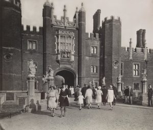 Entrada principal del palacio hacia 1920. Fotografía de George Davison Reid procedente del London Museum.