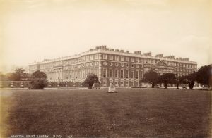 Hampton Court en 1890. Fotografía de James Valentine procedente del London Museum.
