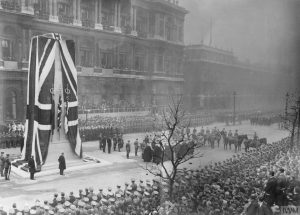Cenotafio durante el acto inaugural, 11 de noviembre de 1920. Imagen procedente del Imperial War Museum.