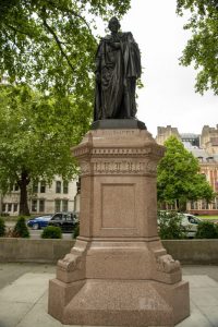 Estatua de Benjamin Disraeli en la actualidad.