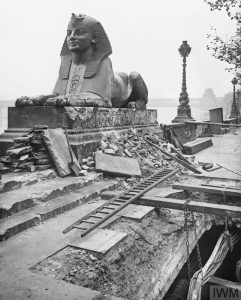 Esfinge en 1917. Se observan los daños del bombardeo del 4 de septiembre. Imagen procedente del Imperial War Museum.