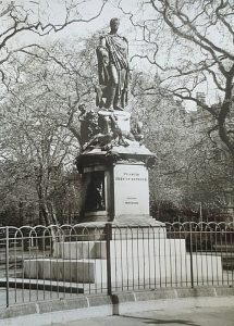 Estatua en la década de 1950. Fuente desconocida.