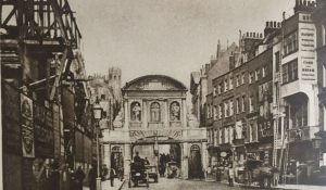Temple Bar en su ubicación original en 1878. Imagen procedente de «Wonderful London» (1925).