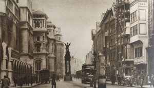 Fleet Street en 1920 con el Temple Bar Memorial. Imagen procedente de «Wonderful London» (1925).