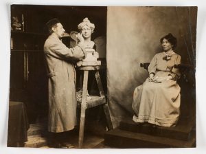 Líder sufragista posando para su figura de cera. Fotografía de Christabel Harriette Pankhurts procedente del London Museum.