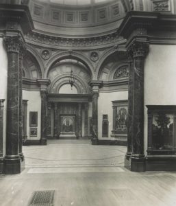 Interior de la National Gallery hacia 1920. Fotografía de George Davison Reid procedente del London Museum.