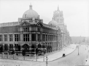 Victoria and Albert Museum hacia 1910. Fotografía de Christina Broom procedente del London Museum.