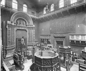 Interior del Victoria and Albert Museum en 1920. Imagen procedente de V&A Images.