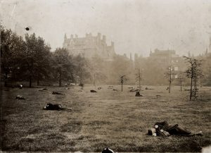 Borrachos durmiendo en Green Park en 1902. Imagen de Jack London.