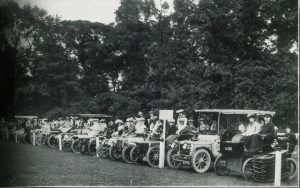 Reunión del Ladies Automobile Club en Ranelagh Gardens en 1904. Imagen procedente de Wikipedia.
