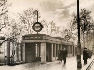 Acceso a Green Park desde Picadilly en 1934. Imagen procedente del London Transport Museum.