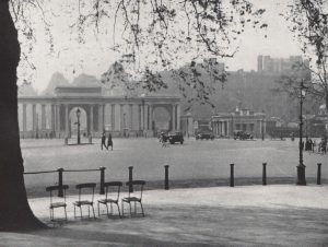 Hyde Park Corner en 1930. A la derecha de la imagen se observa Gate Lodge. Postal de época.