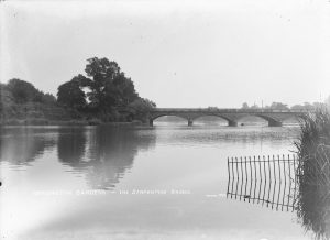 Serpentine bridge a principios del siglo XX. Postal de época.