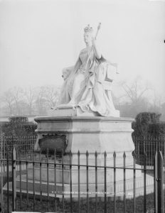 Estatua a principios del siglo XX. Postal de época.