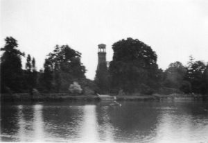 Kew Gardens en 1930. Imagen procedente de Wikipedia (The Lloyd family).