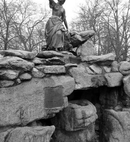 Absurd statue
