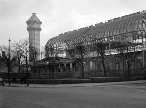 Restos del Crytal Palace tras el incendio. Imagen procedente del Historic England Archive.