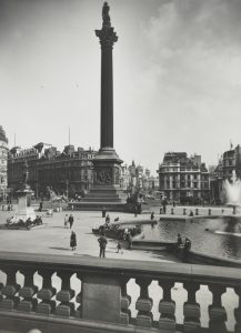 Vista de Trafalgar Square hacia 1920 con la fuente a la derecha. Fotografía de George Davison Reid procedente del London Museum.