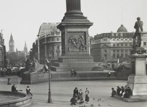Vista de Trafalgar Square hacia 1920 con la estatua del general Gordon a la derecha. Fotografía de George Davison Reid procedente del London Museum.