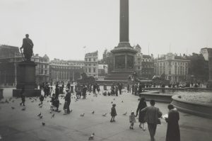 Vista de Trafalgar Square hacia 1920 con la estatua del general Havelock a la izquierda. Fotografía de George Davison Reid procedente del London Museum.