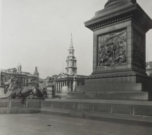 Uno de los leones de Trafalgar Square hacia 1920. Fotografía de George Davison Reid procedente del London Museum.