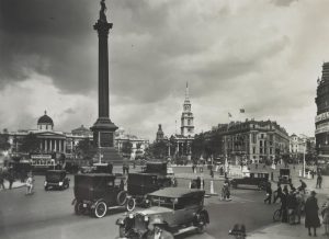 Vista de Trafalgar Square hacia 1920 con la Nelson's Column en primer término. Fotografía de George Davison Reid procedente del London Museum.