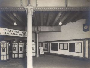 Interior de Charing Cross Tube Station en 1930. Imagen procedente del London Transport Museum.  