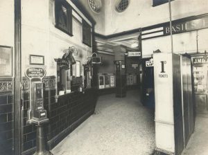 Interior de Knightsbridge Tube Station en 1927. Imagen procedente del London Transport Museum.