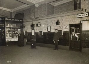 Interior de Marble Arch Tube Station en 1924. Imagen procedente del London Transport Museum.