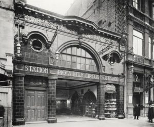 Piccadilly Tube Station en 1906. Imagen procedente del London Transport Museum.