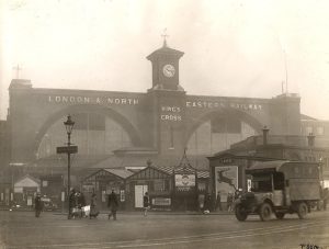 King's Cross Station hacía 1923. Imagen procedente del London Transport Museum.