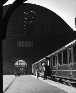 Interior de King's Cross Station en 1939. Imagen procedente del London Museum.