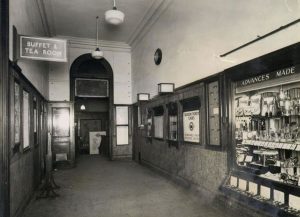Interior de Queen's Road Tube Station en 1934. Imagen procedente del London Transport Museum.
