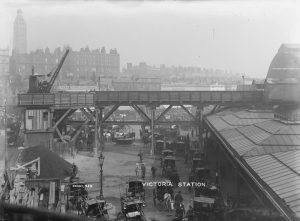 Victoria Station hacia 1910. Fotografía de Christina Broom procedente del London Museum.
