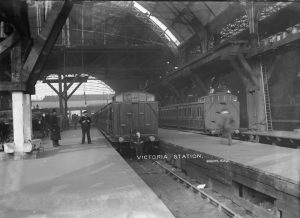 Interior de Victoria Station hacia 1910. Fotografía de Christina Broom procedente del London Museum.