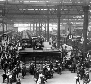 Interior de Waterloo Station hacia 1912. Fuente desconocida.