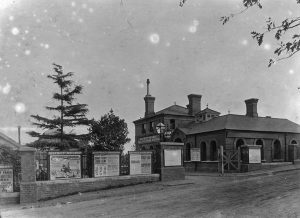 Original Mill Hill Park Underground Station, actual Acton Town, hacia 1895. Imagen procedente del London Transport Museum.