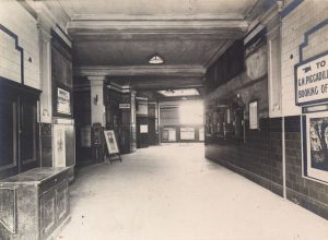 Interior de Caledonian Road Tube Station en 1927. Imagen procedente del London Transport Museum. 