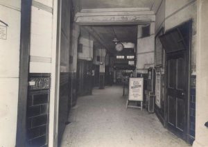 Interior de Highgate Tube Station en 1927. Imagen procedente del London Transport Museum.