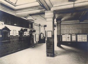 Interior de Holloway Tube Station en 1927. Imagen procedente del London Transport Museum.