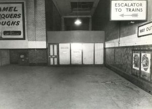 Interior de Shepherd's Bush Tube Station en 1943. Imagen procedente del London Transport Museum.