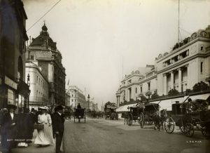 Regent Street en 1906. A la izquierda se puede apreciar el edificio bajo y claro de Verrey´s, incluso el cartel en la esquina. Imagen procedente del London Transport Museum.