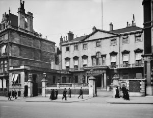 Naval and Military Club en 1912. Imagen procedente del Historic England Archive.