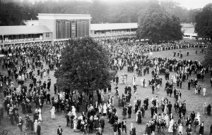 Ascot en 1931, al fondo se ve el nuevo edificio del Totalizador. Postal de la época.