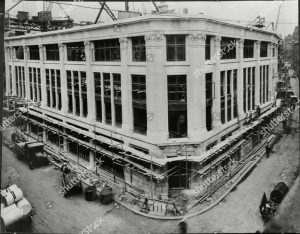 Sede de «The Daily Mail»  y «The Standard» en construcción en 1922. Publicidad de la época.