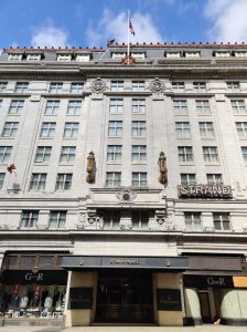 Edificio en la actualidad. Desde 1928 la manzana entera se encuentra ocupada por el hotel Strand Palace.