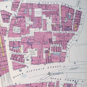 Plano de la zona en 1886. Se identifica claramente el espacio de la imprenta y oficinas de The Times, y en la parte trasera se indica el Play House Yard donde se ubicaba el Teatro.